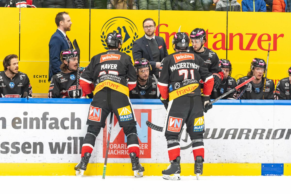 Johannes Nygard im Gespräch mit den Spielern.Stiplovsek
