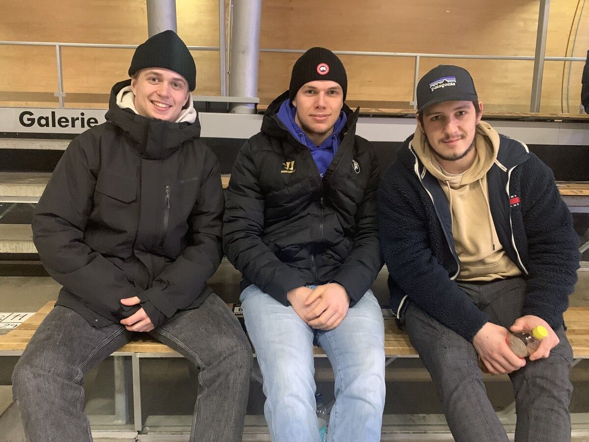 Jonas Taibel mit den Pioneers-Spielern Luca Erne und Tobias Reinbacher (v. l.).Ko