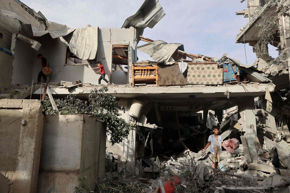 Jugendliche durchsuchen die Trümmer eines Gebäudes, das bei einem israelischen Bombenangriff im Gazastreifen getroffen wurde. AFP
