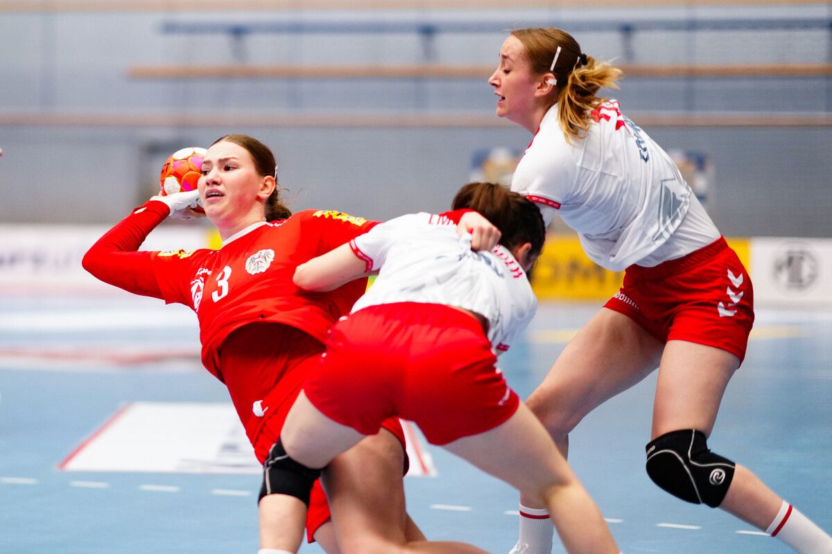 Katarina Pandza (links), beste ÖHB-Werferin, setzt sich gleich gegen zwei Spielerinnen durch.apa