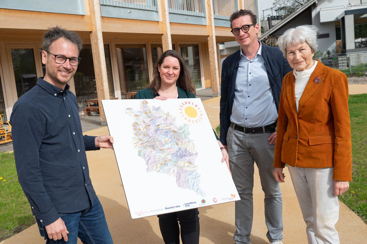 Kindergarten Kreuzfeld ist der 40. Sonnenkindergarten im Land: Landesrat Daniel Zadra, Kindergartenleiterin Elisabeth Aichner, Bgm. Markus Giesinger und Hildegard Breiner.VLK