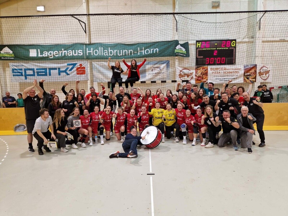 Knapp 50 Zuschauer feierten nach Spielende mit den Mädels des SSV Schoren frenetisch den wichtigen 28:26-Auswärtserfolg in Eggenburg. Privat