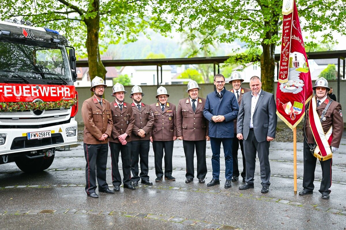 Kommandant Alexander Hämmerle begrüßte Landeshauptmann Wallner und weitere Ehrengäste zur Fahrzeugsegnung.FW /mima
