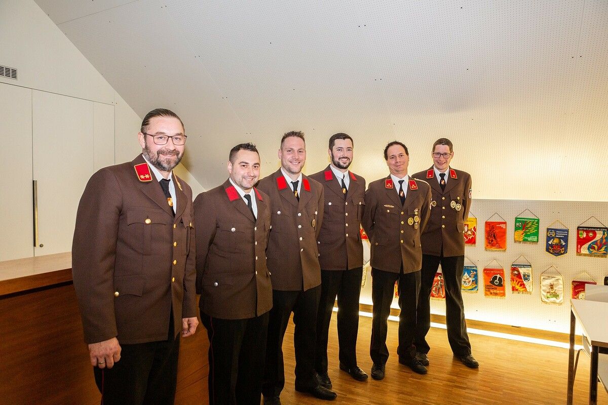 Kommandant-Stellvertreter Simon Jenny, die angelobten Feuerwehrmänner Tobias Keckeis, Bernd Schimpelsberger und Florian Völker sowie Kommandant Reinhard Morscher und Roman Ludescher.FW Weiler