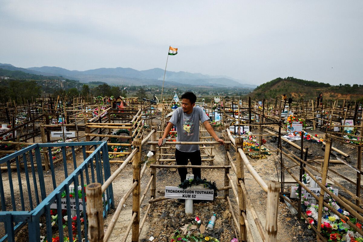 Lalboi Touthang, ein Kuki, besucht das Grab seines Onkels, der 2023 bei ethnischer Gewalt in Manipur in Indien ums Leben gekommen war. RTS