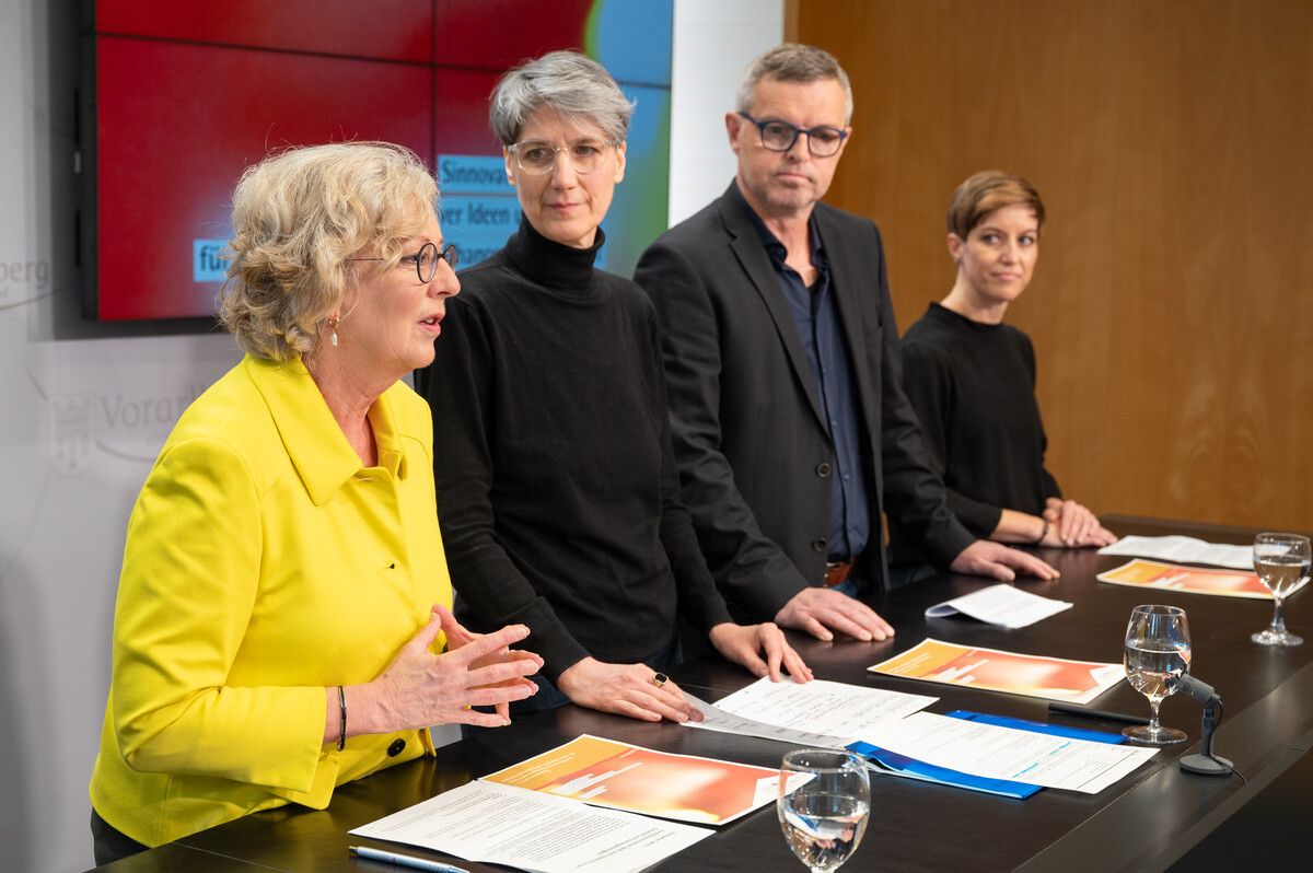 Landesrätin Katharina Wiesflecker, Tanja Skok (BH Bregenz), Martin Herburger (Gemeinde Götzis) und Marlene Brettenhofer (aks Gesundheit)VLK/SERRA