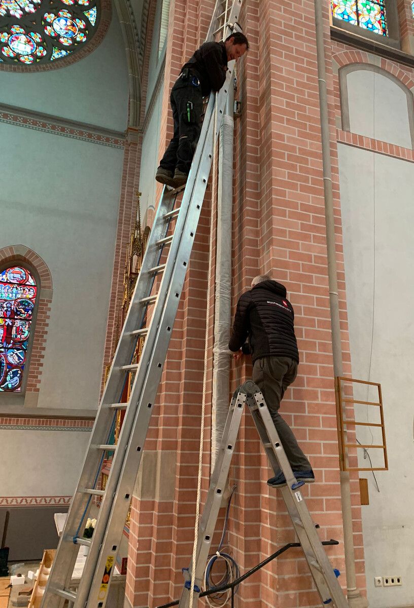 Lautsprecher der neuesten Generation wurden montiert. Pfarre-Herz-Jesu