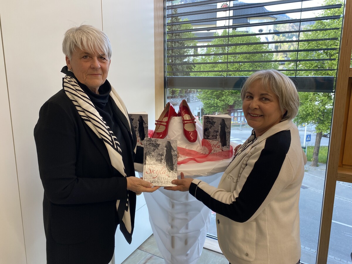 Lisbeth Bischoff (l.) und Brigita Egger präsentierten den Roman „Skyla – Julias Vermächtnis”. VN/JUN