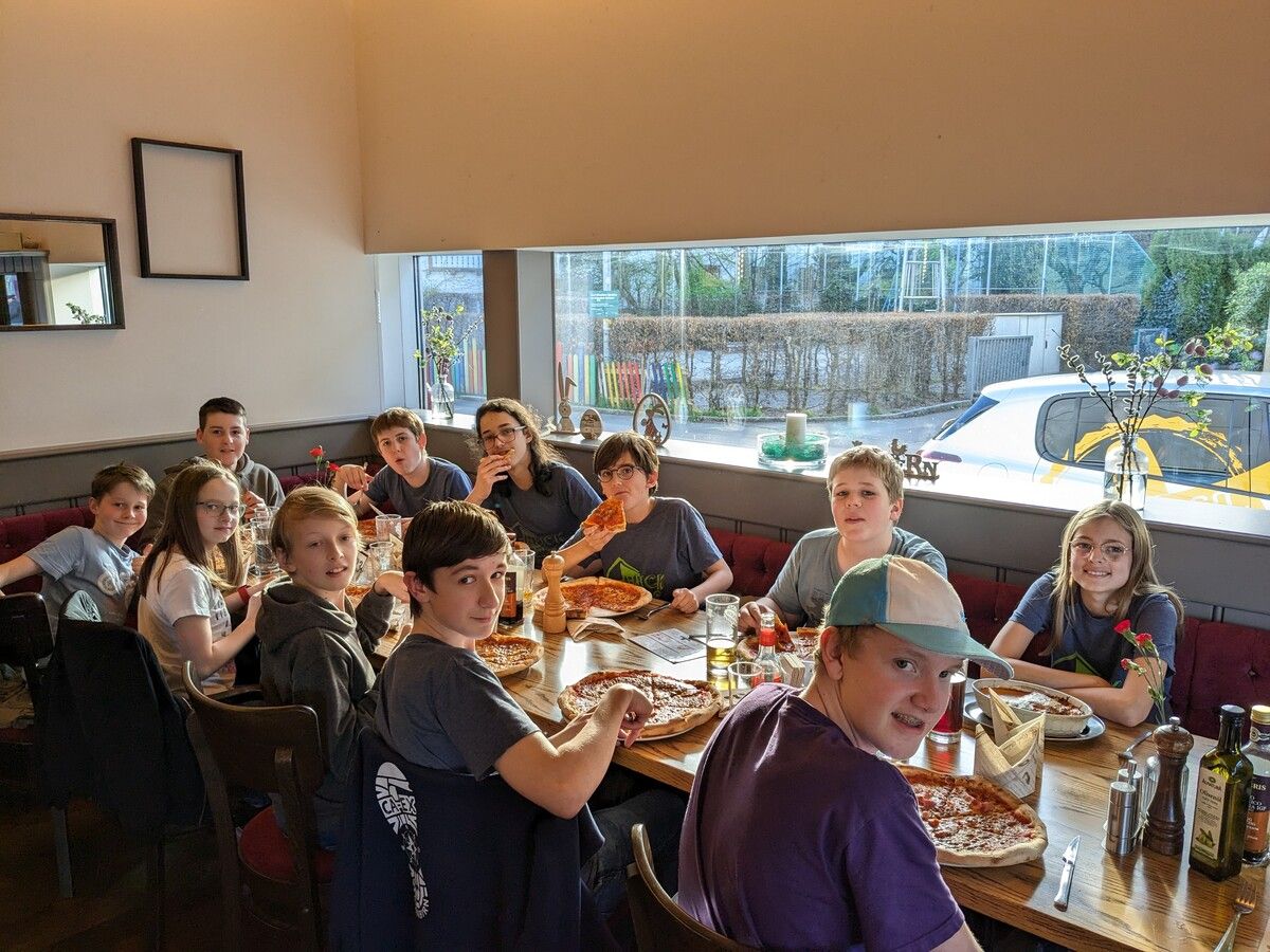 Lustenau Marketing lud das erfolgreiche BrickTec-Team der Mittelschule Hasenfeld zum Pizzaessen ein.MG Lustenau