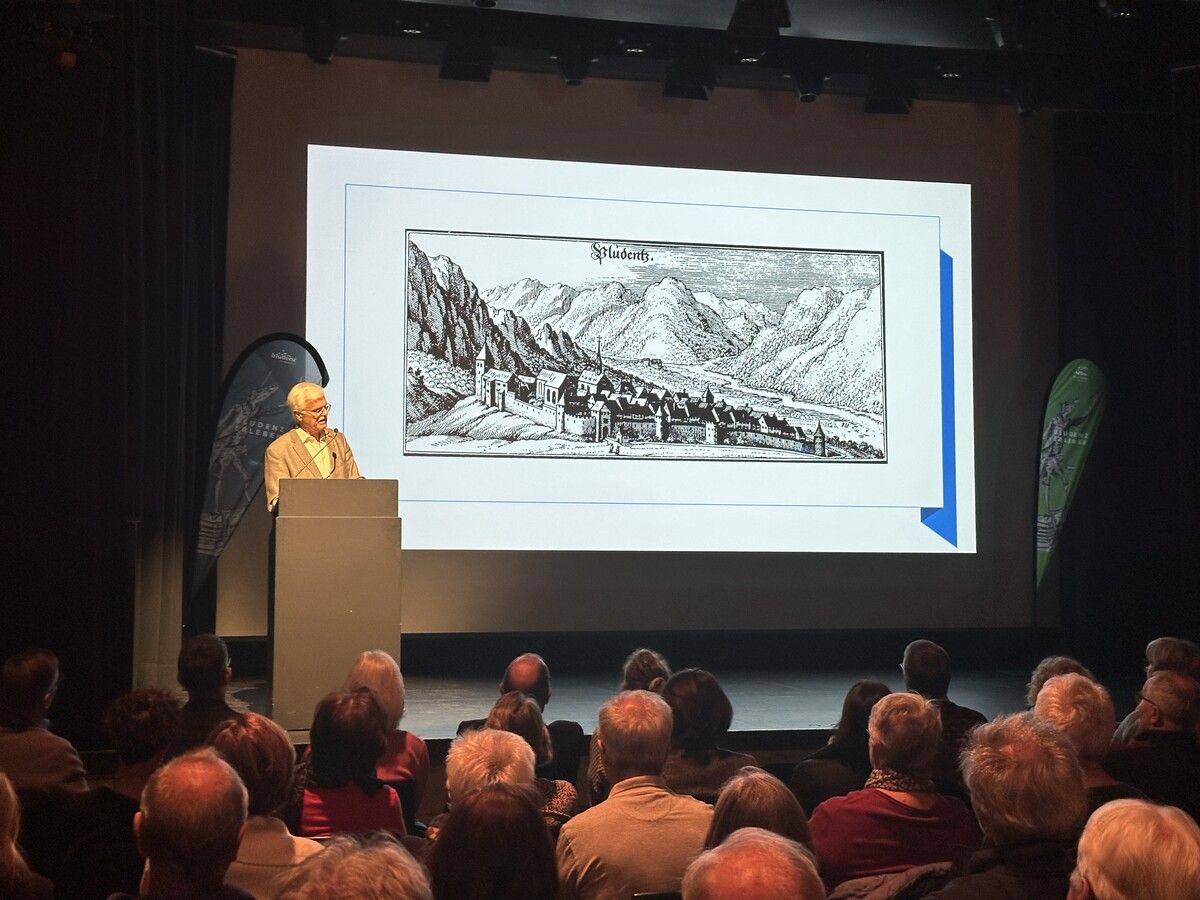 Manfred Tschaikner präsentierte auf kurzweilige Weise die Epoche der Frühen Neuzeit in Bludenz. BI (6)