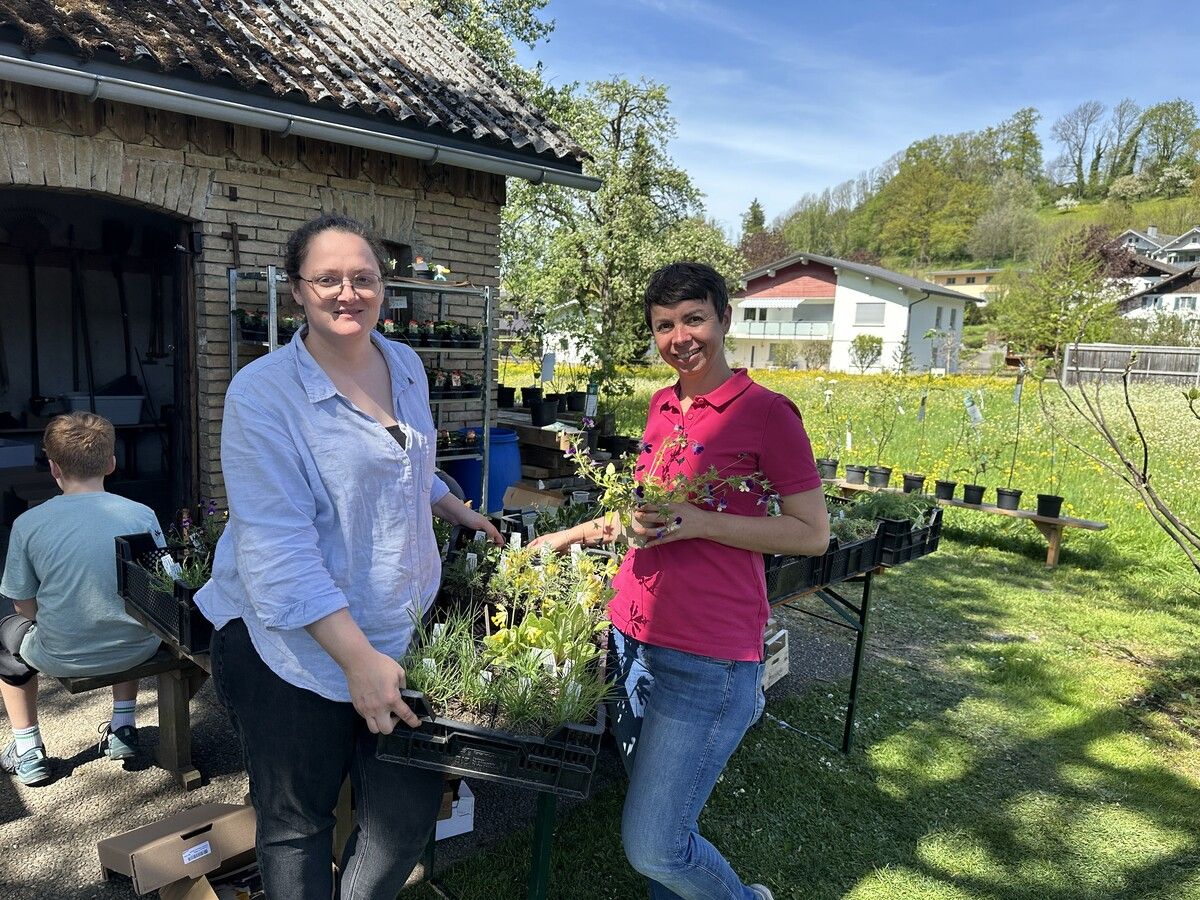 Manuela Pireder und Daniela Dorn vom OGV standen den Gartenbau-Interessierten mit Rat und Tat fachkundig zur Seite. bi (7)