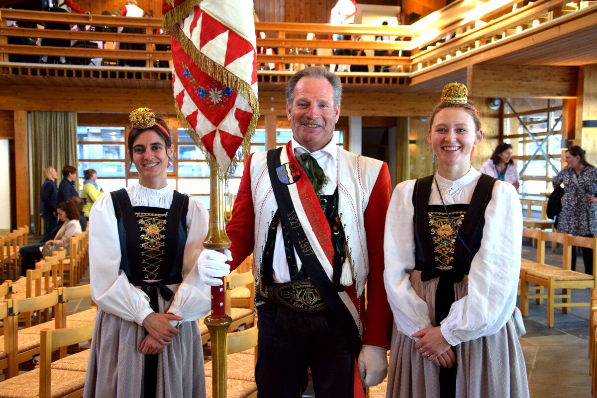 Marketenderinnen Theresa Jochum (l.) und Emilie Wagner mit Fähnrich Andreas Würfl. sco