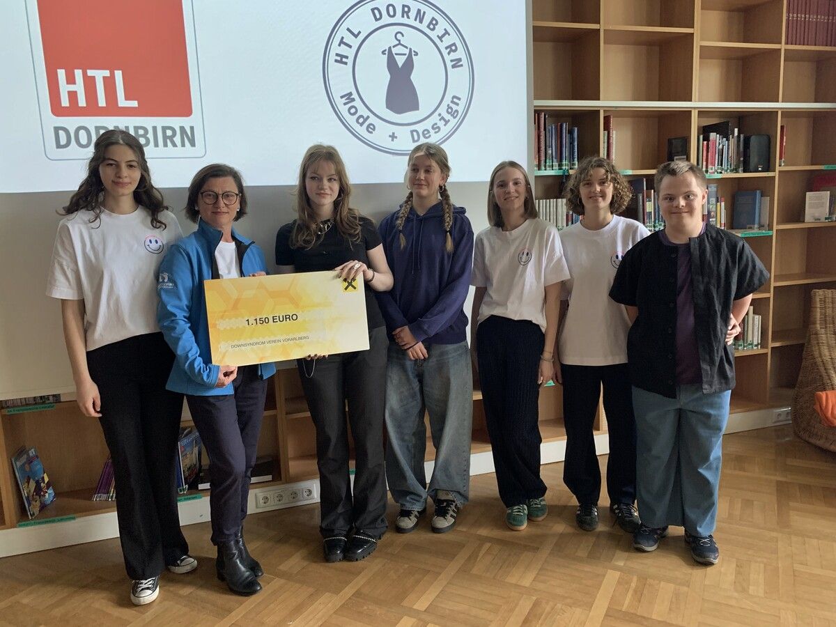 Martina Natter vom Down-Syndrom-Verein Vorarlberg nahm den Spendenscheck dankend von den engagierten HTL-Schülerinnen entgegen. cth