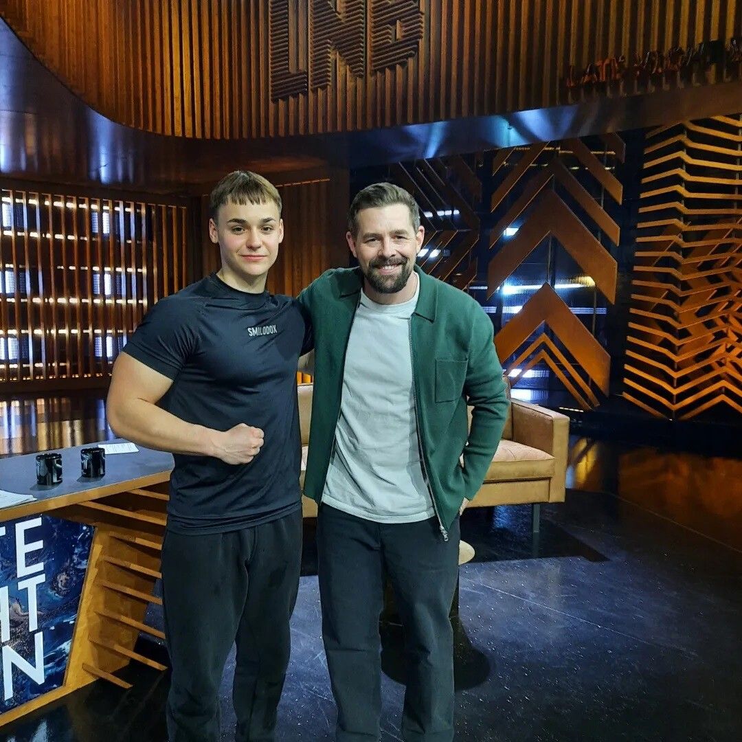 Marvin Simmerle mit Moderator Klaas Heufer-Umlauf. Im Studio zu Gast war auch Fußballer Lukas Podolski.