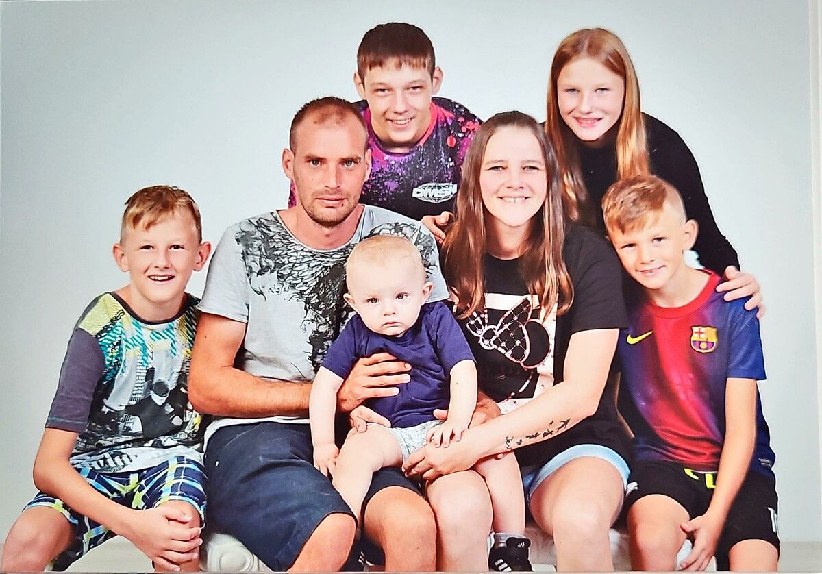 Melanie Schratter mit ihrem Mann und ihren fünf Kindern.