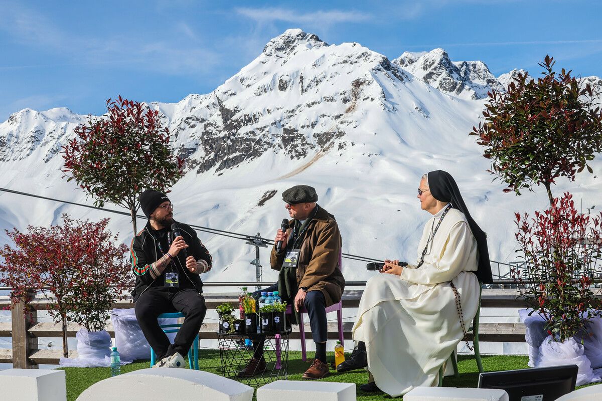 Militärdekan Pater Dietmar Gopp diskutierte mit Ordensschwester Ursula Hertewich und Dominik Forster. vn/Steurer