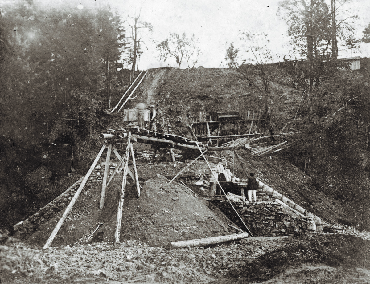 Mit dem Entschluss die Bregenzerwaldbahn zu bauen, wurde gleich zu Beginn der Strecke ein langer Tunnel notwendig, der unter der Römerstraße hindurchführt.Helmut Tiefenthaler, Rudolf Zündel (VN), Sammlung Leo Kronberger, Vorarlberger Landesbibliothek