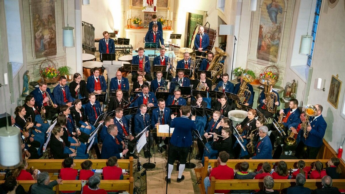 Mit konzertanten Darbietungen und einem vierstimmigen Gesang überzeugte der Musikverein Buch in der Pfarrkirche. Musikverein Buch