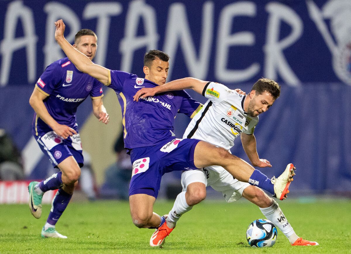 Mit seinem dritten Saisontreffer sicherte Lukas Fadinger, im Bild attackiert von Austria-Wien-Kapitän Manfred Fischer, seiner Mannschaft den verdienten Punkt.apa
