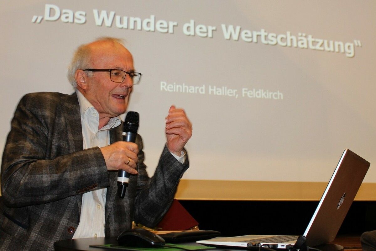 Mit seinem Vortrag zum „Wunder der Wertschätzung“ fesselte Reinhard Haller sein Publikum bei der Jahreshauptversammlung des Lauteracher Krankenpflegevereins. stp (2)