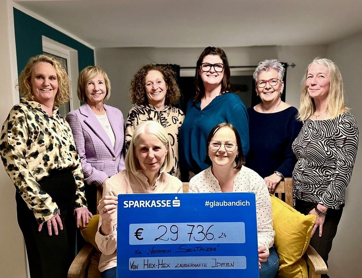 Monika Petter, Hilde Hagen, Angelika Diem, Tatjana Luger, Conny Gstöhl, Christine Reiter mit Brigitte Sprenger und Daniela Bechter (Verein Seiltänzer). Verein HexHex