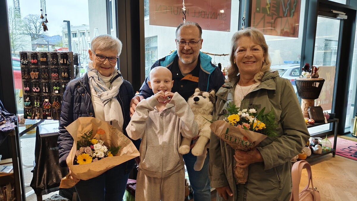 Monika und Sigrid Flachsmann mit Wasim und Sara aus Nofels.