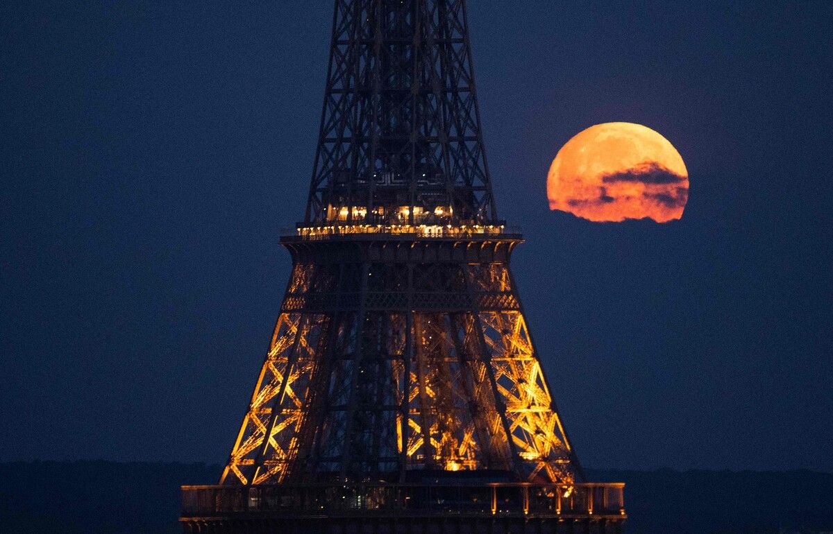 Natur und Architektur in magischer Eintracht: Der April-Vollmond leuchtet hinter dem Pariser Eiffelturm. afp