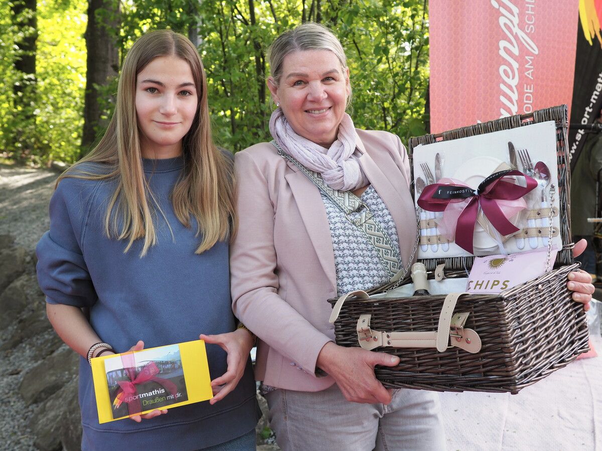 Neele Peschl und Rosmarie Pils freuten sich über den Preis.
