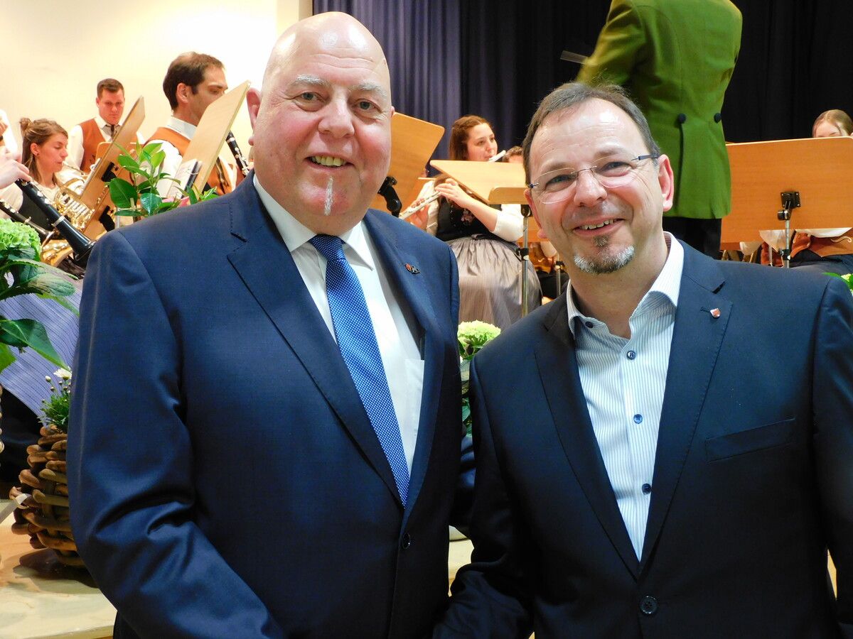 Neo-Altbürgermeister Thomas Pinter mit Neo-Bürgermeister Gerd Fleisch.gemeinde