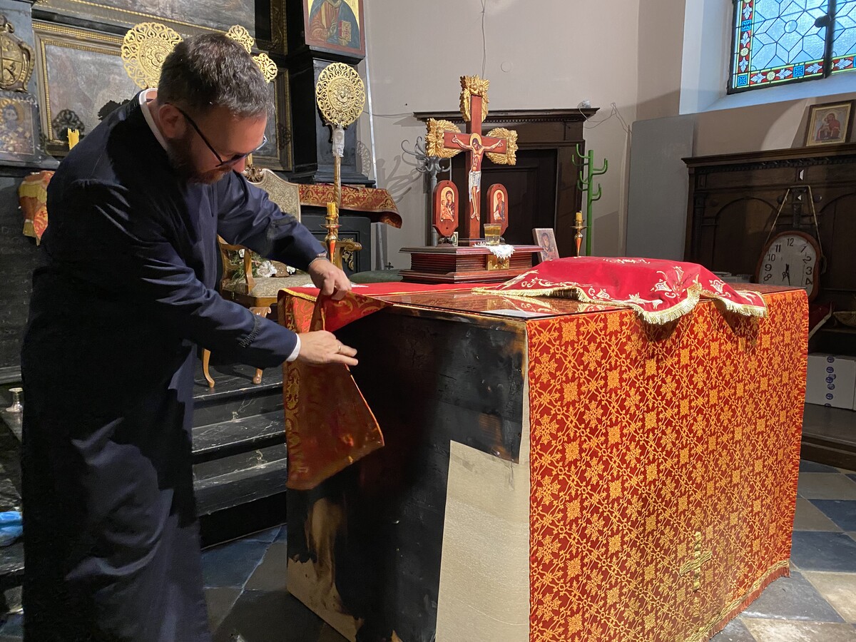 Nicht nur der Altar hat gebrannt, sondern auch der Teppich. vn/pem
