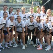 Handballer spielen gegen den Meister