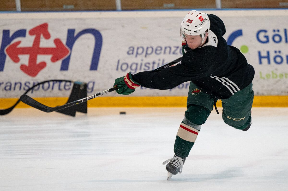 Nur neun Tage nach seinem letzten Saisonspiel mit den Minnesota Wild in der NHL stand Marco Rossi bereits wieder auf dem Eis. Alles für die WM mit Österreich im Mai in Tschechien.Fotos: serra