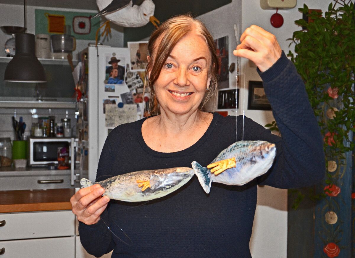 Objektkunstwerke der dänischen Künstlerin May-Britt Nyberg Chromy: Fische und Möwen. HRJ