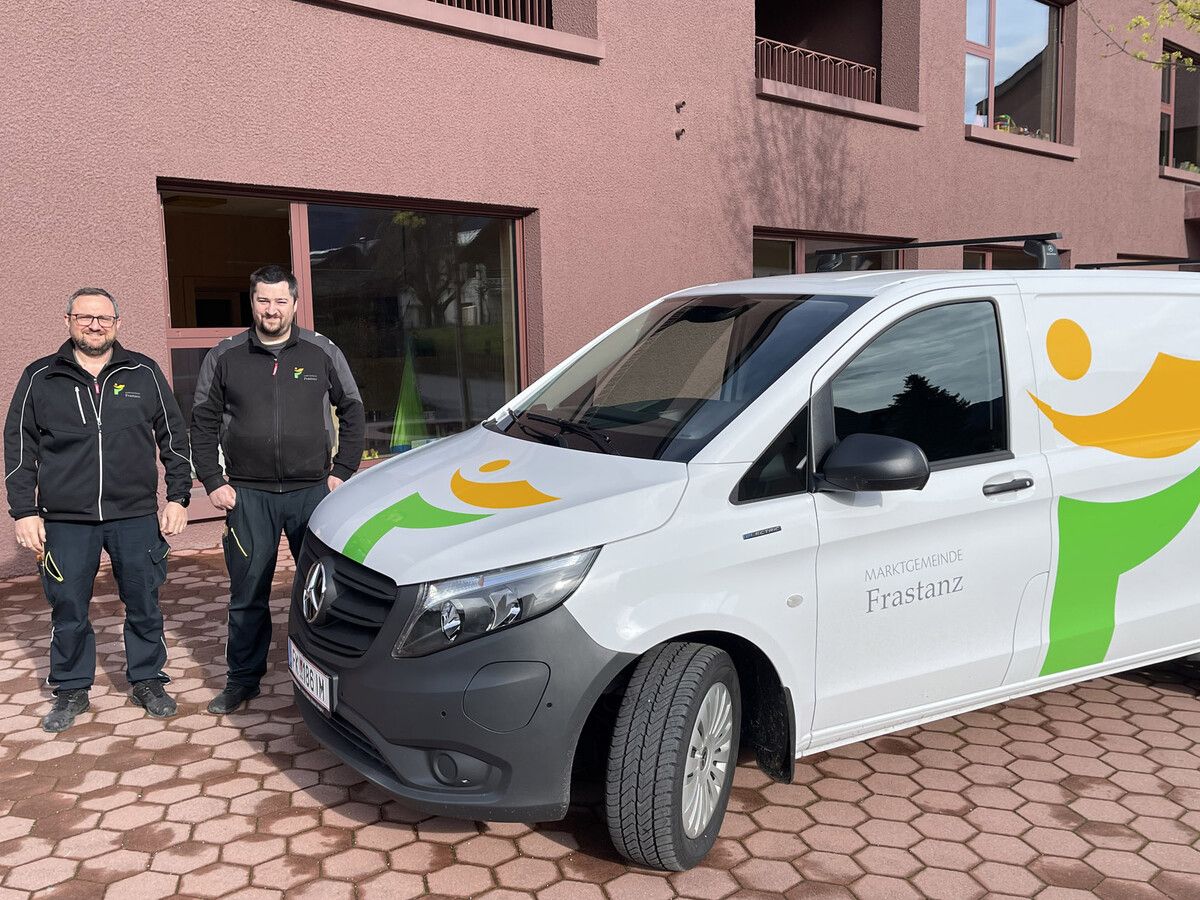 Peter Tiefenthaler und Alexander Walser freuen sich über ihr neues elektrisches Dienstfahrzeug, einen Mercedes eVito.mg frastanz