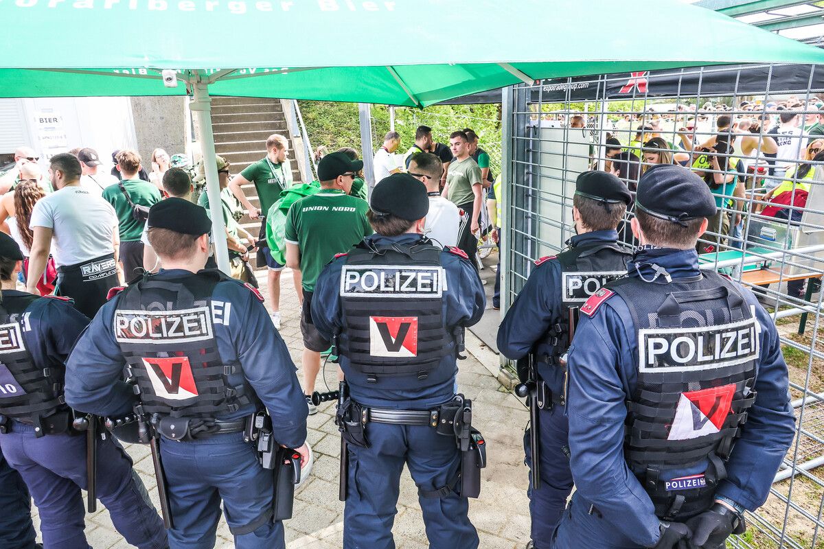Polizei und Sicherheitsdienst wachten über die Veranstaltung im Bregenzer ImmoAgentur-Stadion. vn/steurer (3)