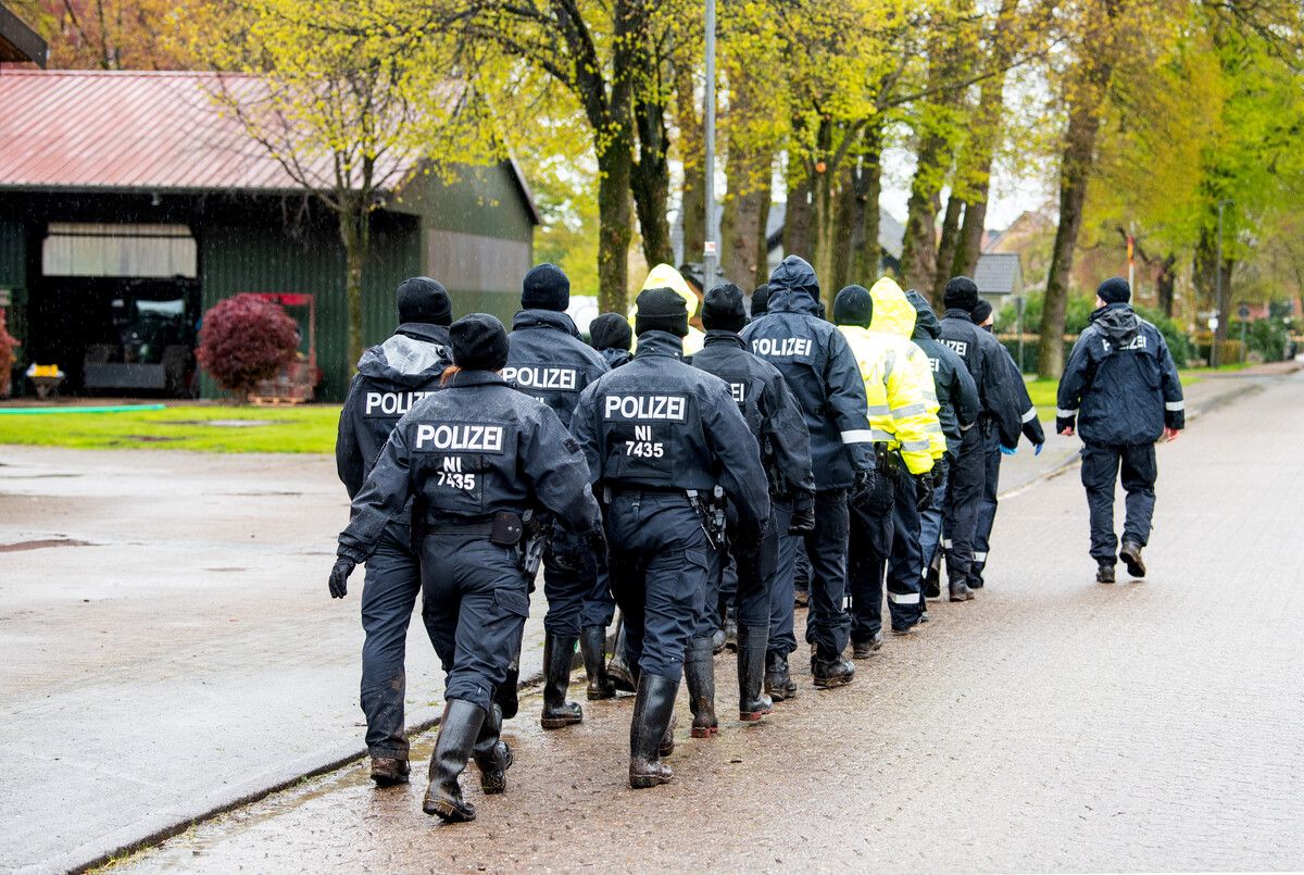 Polizisten auf der Suche nach dem vermissten sechsjährigen Jungen Arian aus Nieder­sachsen.  APA/dpa/Daniel Bockwold