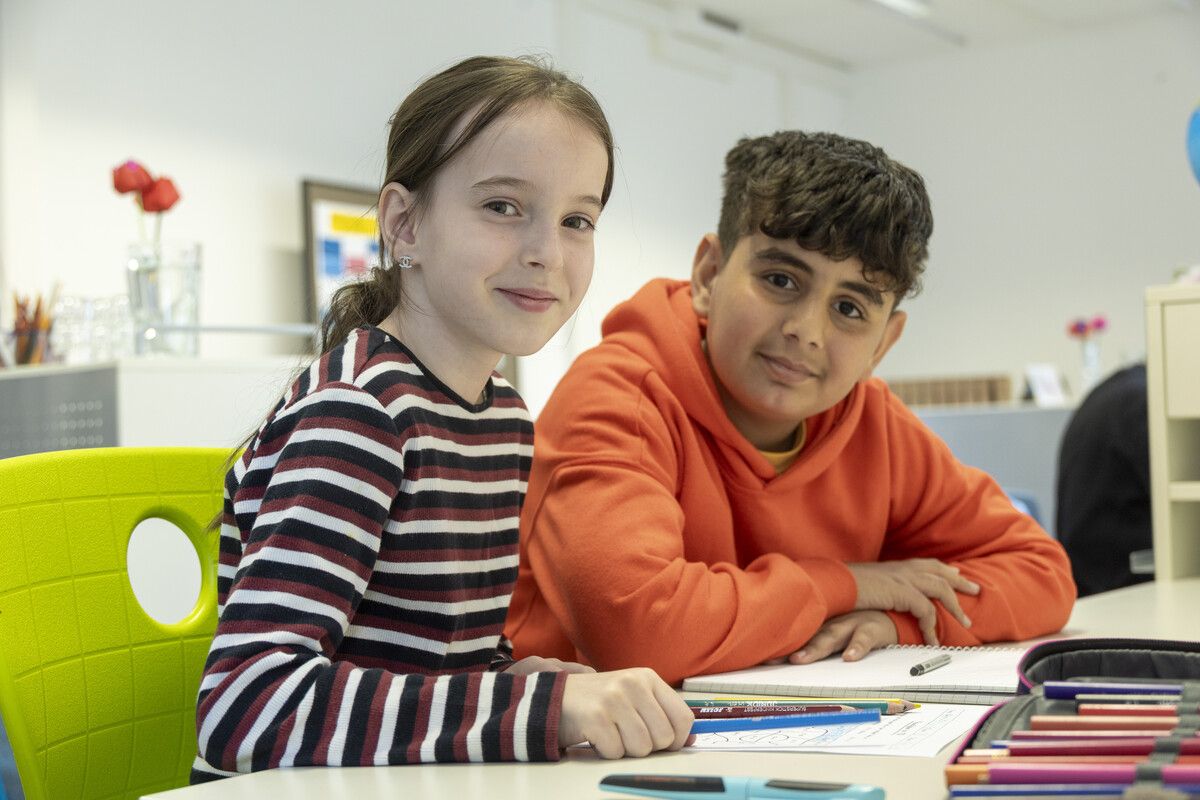 Qamile und Mohammad lernen im Caritas Lerncafé. Beide wollen irgendwann mal Ärzte werden. VN/Paulitsch