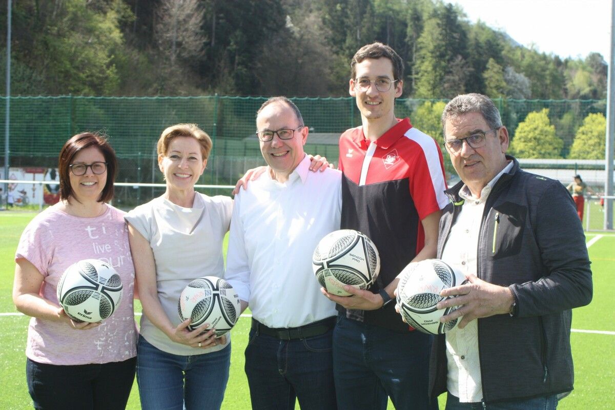 Rankweils Bürgermeisterin Katharina Wöß-Krall mit Sport-Landesrätin Martina Rüscher, Vize-„Boss“ Andreas Prenn, RW-Sportchef Elias Müller und Sport-Gemeinderat Helmut Jenny. VN-TK