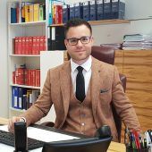 Frau stürzte auf dem Weg zum Sessellift – Betreiber haftet