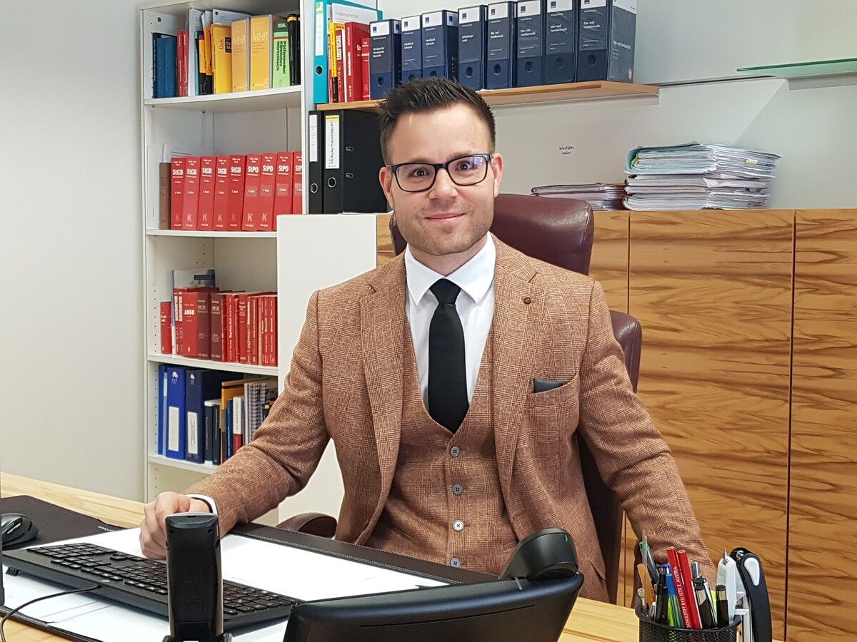 Rechtsanwalt Jan Rudigier freut sich über den Prozessausgang. EC
