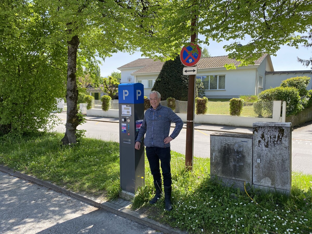 Sandholzer vor dem Automaten. Das Schild ist sichtbar, aber leicht zu übersehen. VN/Rau