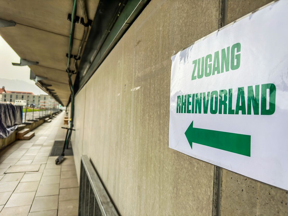 Schilder weisen den Weg zum Trainings- bzw. aktuellen Spielfeld der Austria.Steurer