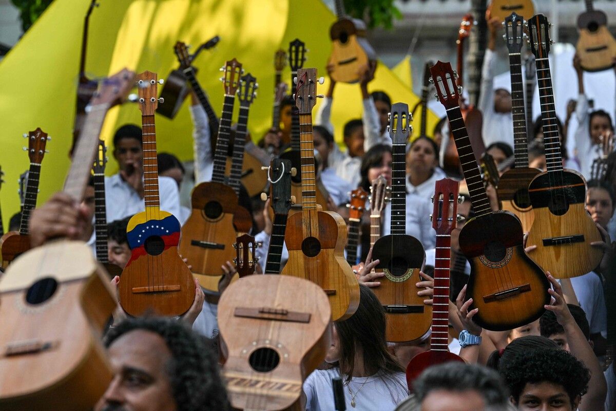 Schüler präsentieren während des Nationaltags des Musikinstruments ihre Cuatros (viersaitiges Instrument kolonialen Ursprungs) auf dem Bolivar-Platz in Caracas. AFP