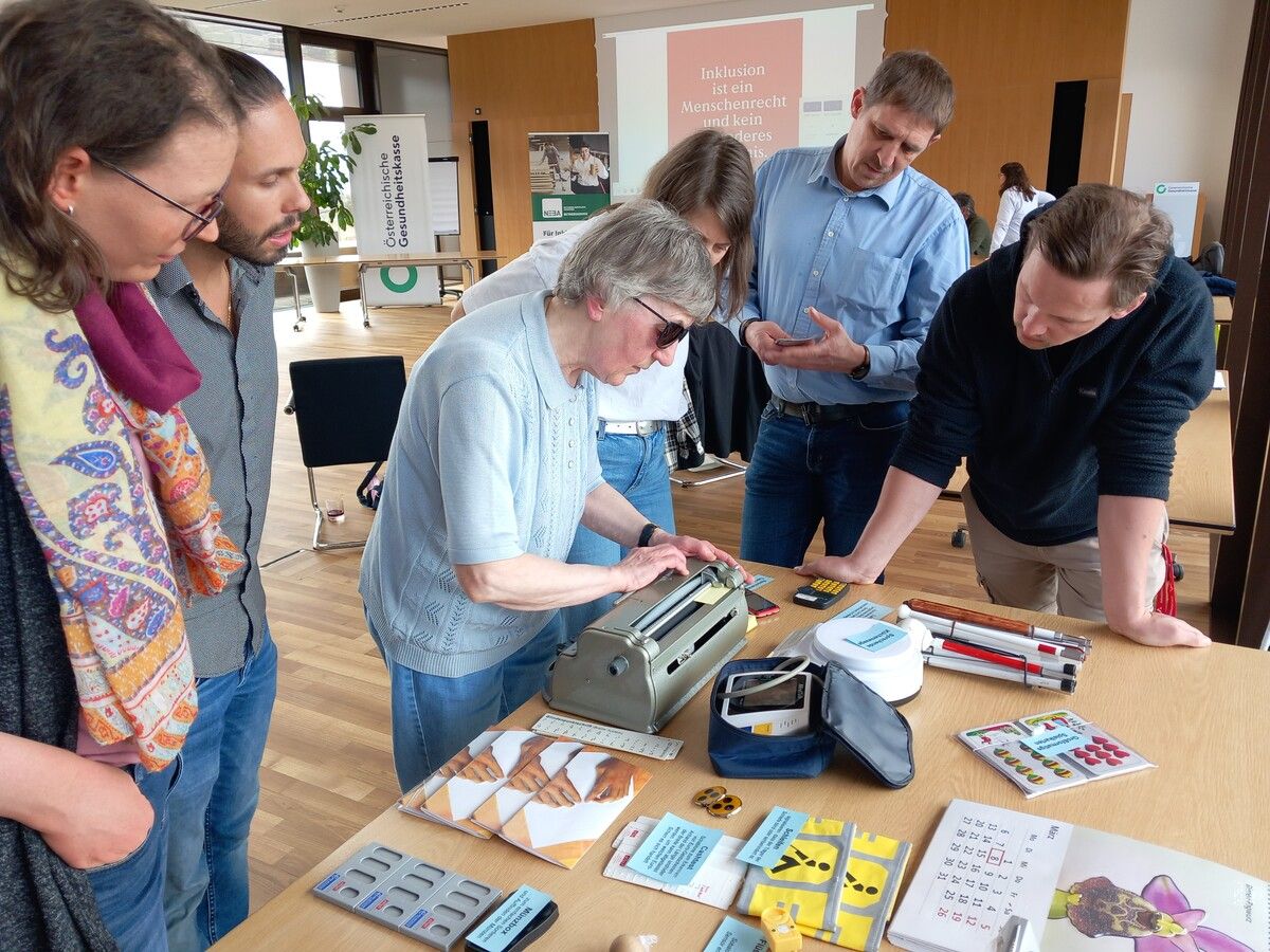 Sensibilisierung In der ÖGK versammelten sich Teilnehmer zu einem Sensibilisierungs-Workshop mit dem Motto „Barrieren erkennen – Chancen nutzen“, organisiert vom Betriebsservice Vorarlberg. Dabei ging es um verschiedene Arten von Beeinträchtigungen und den damit verbundenen Herausforderungen. BSV