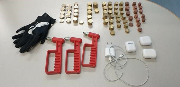 Sichergestellte Einbruchswerkzeuge und Diebesgut der Autoknackerbande. afp
