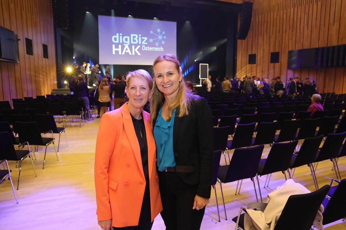 Silke Müller und Judith Sauerwein (Leiterin Bildungsregion Süd).