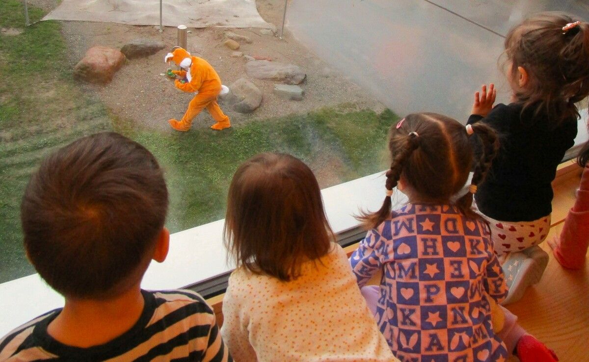 Staunende Kinder beobachten, wie der Osterhase über den Spielplatz des Campus Bludesch hoppelt.Campus-Bludesch