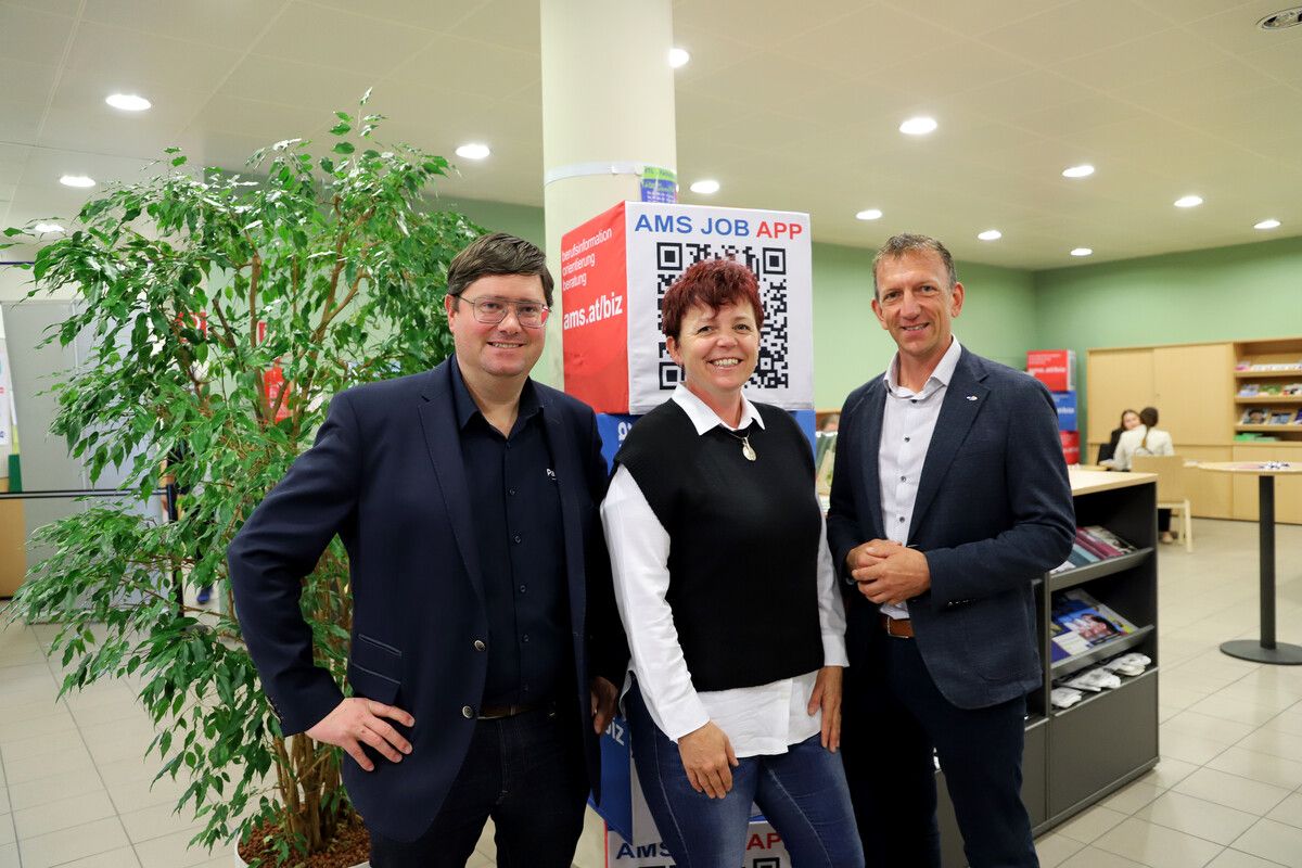 Stefan Bereuter (Dornbirner Seilbahnen und Panoramarestaurant Karren) und Isolde Steurer (Almhotel Hochhäderich) mit AMS-Landesgeschäftsführer Bernhard Bereuter im Zuge der Tourismusjobbörse im AMS Bregenz (v. l.). AMS Vorarlberg