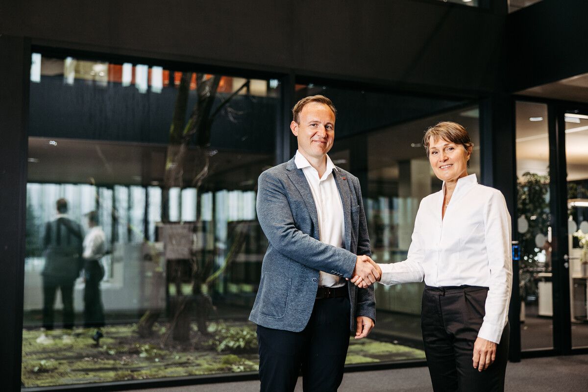 Stefan Oberhauser, Niederlassungsleiter Land & Logistik Vorarlberg, und Bürgermeisterin Angelika Moosbrugger. gw/Sams
