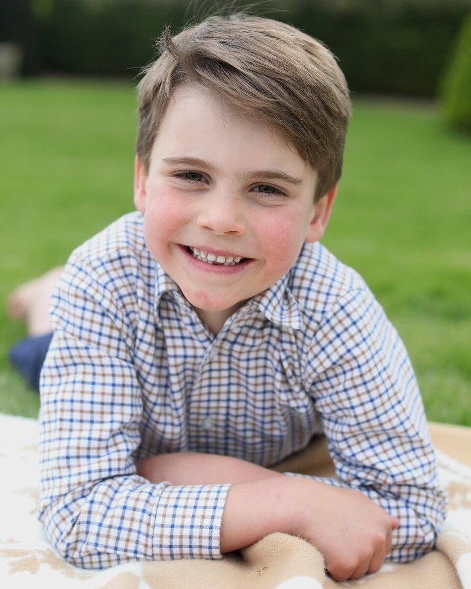 Strahlender Prinz Louis auf dem Geburtstagsfoto. instagram/princeandprincessofwales